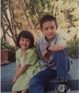 ​尼坤晒与妹妹童年照，网友却只关心“维尼夫妇”何时再度合体？