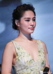 ​钟欣桐，演技精湛，慈善之心，她的时尚影响力让人惊叹