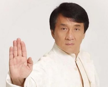​成龙7年前回老家，给父亲上完香，在＂穷大哥＂家中只坐了15分钟