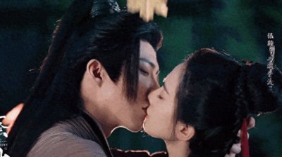 ​刘诗诗刘宇宁吻戏曝光！两人月下枫叶吻画风超甜