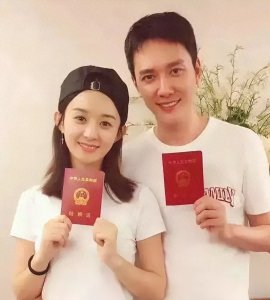 ​冯绍峰儿子正脸曝光！招风耳神似赵丽颖，外出时两助理贴身陪护