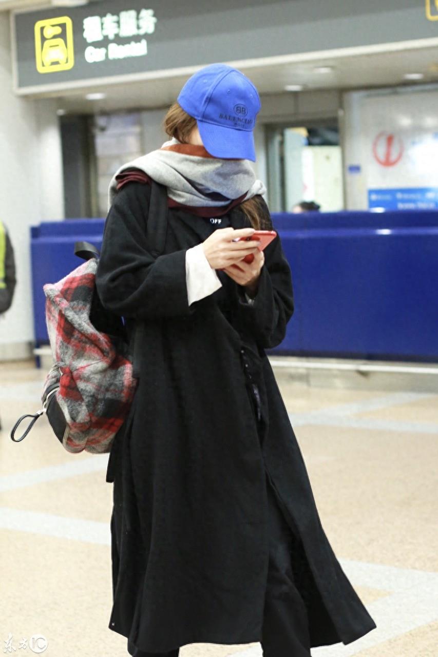 赵薇虽移居海外,却有一段无法洗白的黑历史,穿日本军旗服装走秀