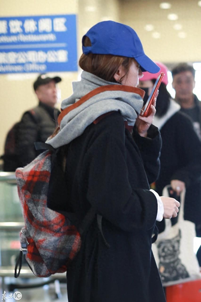 赵薇虽移居海外,却有一段无法洗白的黑历史,穿日本军旗服装走秀