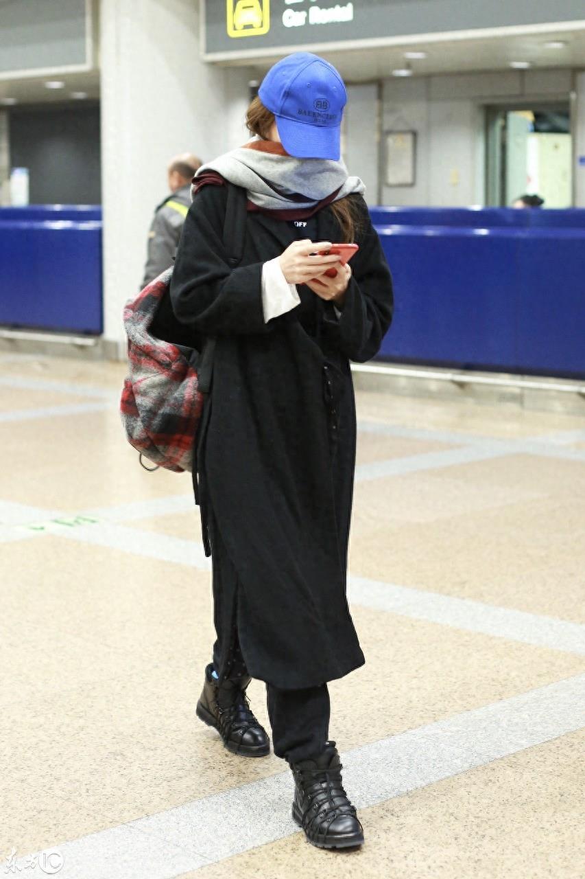 赵薇虽移居海外,却有一段无法洗白的黑历史,穿日本军旗服装走秀