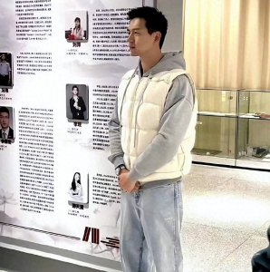 ​李现现身荆州重游母校 与学生们热情打招呼毫无架子