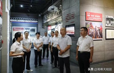 ​2022年，粟裕长孙粟志军回会同老家，在爷爷纪念馆留影，非常罕见