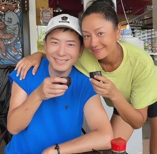 ​52岁戴军近照曝光，分手十年念念不忘何炅至今未婚？