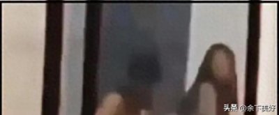 ​教室惊现创意运动风潮：女生双手撑在桌子双腿跪椅子引发热议！