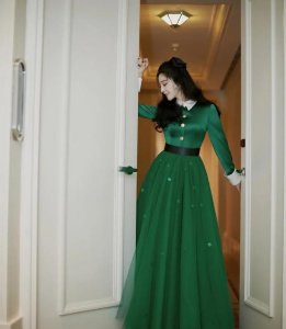 ​范冰冰穿复古风墨绿长裙，一丝不漏仍大气惊艳，生图也是够绝。