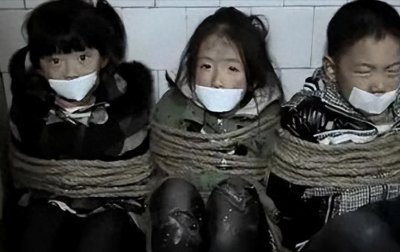 ​“人贩子”光天化日将女童捆绑，得知真相后，网友怒了