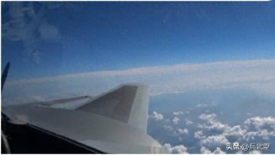 ​西安舰到达高雄港附近，轰6模拟打击港口，雄二进驻花莲升起弹箱