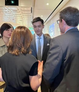 ​胡歌久违现身：蓝色西装挺拔有型，帅气不减当年引大赞