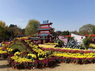 ​龙亭公园位于开封市中山路北端，按清万寿宫布局而建的古建筑群体