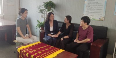 ​倾心育桃李 锦旗颂师恩——范县濮城镇中心小学家长赠送教师锦旗