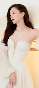 ​江疏影的绝美背部：肤若凝脂，美得让人室息！