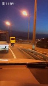 ​为过桥伪装成公交 警察的眼神惹不起！