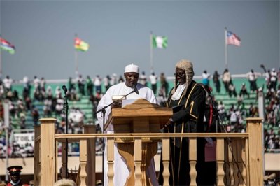 ​冈比亚总统巴罗宣誓就职