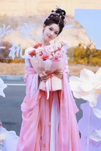 ​陈瑶穿粉色古装气质优雅，花钿造型温婉天鹅颈吸睛