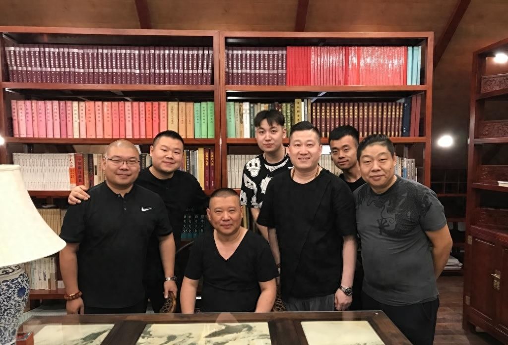 郭德纲爱徒张鹤伦，曾遭德云社淘汰，如今人气不输岳云鹏