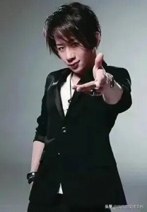 ​时隔5年后再次走上春晚，刘谦卖力表演时，两个人比他还“抢镜”