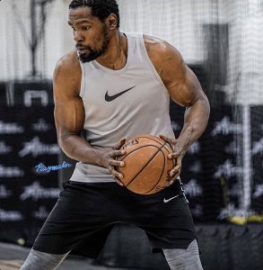 ​虚假的杜兰特！PS版肌肉照走红，身材劲爆太夸张，引网友疯狂斗图