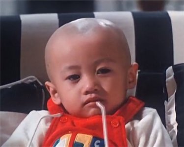 ​不满1岁成童星，曾与麦嘉飚戏，如今宁愿做小贩卖水果也不复出！