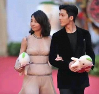 ​白百何透视裙性感亮相：游泳圈肚子成亮点，三角区显尴尬