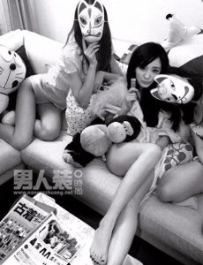 ​杨幂早期男人装照片，这身材逆天了！