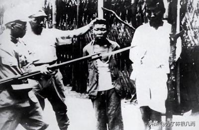 ​罕见照片，日军南京大屠杀，池塘里面都是尸体，拿活人练刺刀