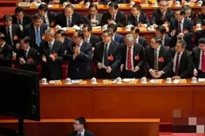 ​两会对于延迟退休问题，大家都抱着不同观点，不主张搞“一刀切”