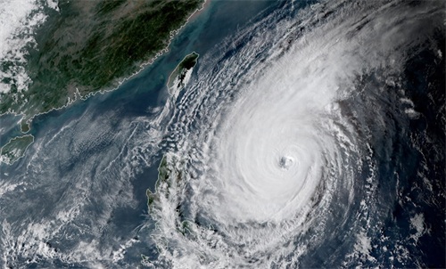 高清卫星云图看地球：巨大气旋盘踞东北，超强台风玉兔肆虐海上