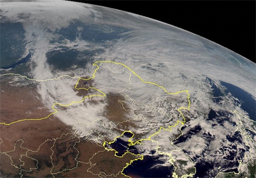 高清卫星云图看地球：巨大气旋盘踞东北，超强台风玉兔肆虐海上