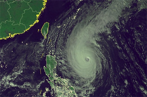 高清卫星云图看地球：巨大气旋盘踞东北，超强台风玉兔肆虐海上