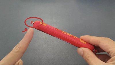 ​原来火腿肠铝环下藏着个“小机关”，轻轻 一拉，完整剥开，实用