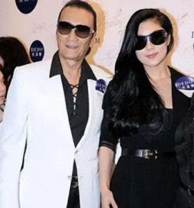 ​86岁谢贤送百万豪车给女朋友，住8500万豪宅，他的生活过得太精彩