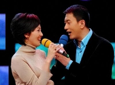 ​央视主持郑天亮26岁，嫁大6岁鲁健，婚后分居15年现婚姻状况如何