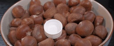 ​剥板栗，原来这么简单！1个瓶盖就能搞定，3秒钟一个，10分钟一大盘！简单又实