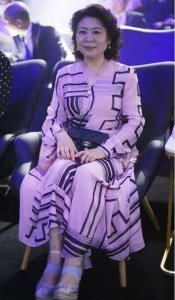 ​郎朗妈妈罕见露面！一袭粉色长裙配卷发好时髦，气质出众如贵夫人