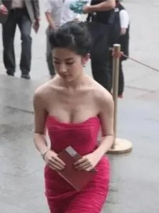 ​刘亦菲早年出道有多大大胆？刚出场下半身就被锁定，仙女也曾堕落