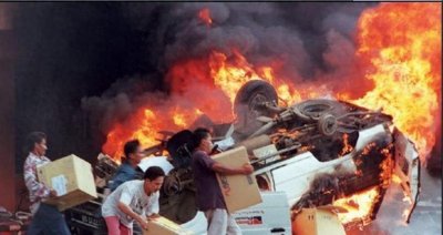 ​1998年印尼排华事件，5000间华人商店遭烧毁，300华人女子遭强暴