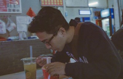 ​刘恺威近50岁不像大叔，独自逛武汉夜市，吃路边摊