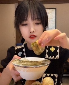 ​次惑小仙女跟可乐分手后，终于取出鼻子的假体，颜值重回巅峰时期