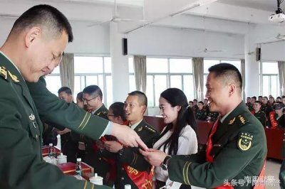 ​军功章有我的一半，也有你的一半——强军路上军嫂你最美