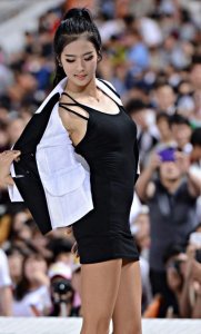 ​最美拉拉队成员，拥有魔鬼身材长相似刘亦菲，被誉为韩国棒球女神