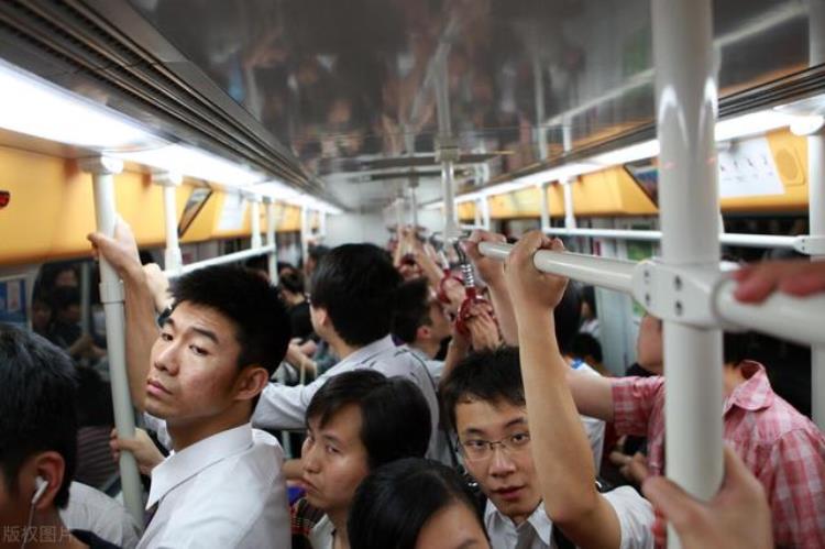 广州地铁太热了「近日广州气温下降乘客纷纷吐槽地铁站内温度较高室外却很冷」