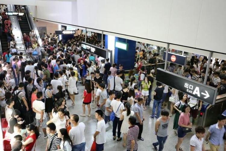 广州地铁太热了「近日广州气温下降乘客纷纷吐槽地铁站内温度较高室外却很冷」