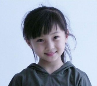 ​19岁林妙可化老年妆又被说丑，旁边的女生太抢镜