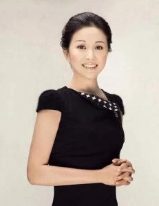 ​三次“倒追”换来33年恩爱，58岁的黄菡，真不是一个传统女人