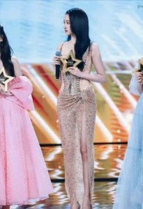 ​关晓彤穿衣好奔放，侧开叉到大腿根了，透视装若隐若现险走光