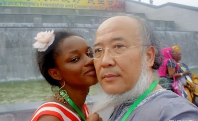 ​53岁画家杨彦：娶21岁非洲学生，生下两个孩子后，转头遁入空门